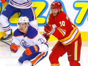 Les Flames de Calgary Jonathan Huberdeau affrontent les Oilers d'Edmonton Ryan Mcleod lors de la deuxième période de l'action préparatoire de la LNH au Scotiabank Saddledome de Calgary le 28 septembre 2022.