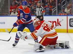 15 octobre 2022 ;  Edmonton, Alberta, CAN ;  Le gardien des Flames de Calgary Dan Vladar (80) effectue un arrêt tandis que l'attaquant des Oilers d'Edmonton Warren Foegele (37) cherche un rebond au cours de la première période à Rogers Place.