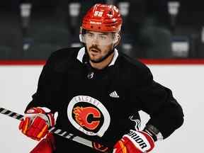 Calgary Flames MacKenzie Weegar lors du camp d'entraînement de hockey de la LNH à Calgary le 22 septembre.