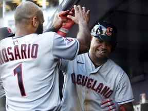 Oscar Gonzalez, à droite, des Guardians, célèbre avec Amed Rosario, à gauche, dans la pirogue après avoir marqué un point lors de la 10e manche contre les Yankees lors du match 2 de la série de la division de la Ligue américaine au Yankee Stadium de New York, le vendredi 19 octobre. 14, 2022.