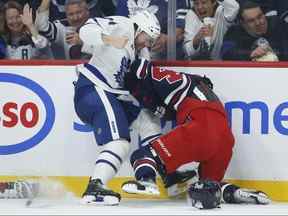 Morgan Rielly des Leafs s'en prend à Josh Morrissey des Jets au cours de la deuxième période samedi soir à Winnipeg.