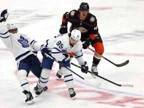 William Nylander (88) et Nicholas Robertson (89) des Maple Leafs entrent en collision devant Max Comtois (44) des Ducks d'Anaheim lors de la première période au Honda Center le dimanche 30 octobre 2022.