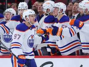 CHICAGO, ILLINOIS – 27 OCTOBRE: Connor McDavid # 97 des coéquipiers des Oilers d'Edmonton dans le top cinq après avoir marqué un but contre les Blackhawks de Chicago lors de la deuxième période au United Center le 27 octobre 2022 à Chicago, Illinois.