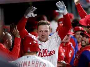 Le joueur de premier but des Phillies de Philadelphie, Rhys Hoskins, célèbre son coup de circuit de deux points lors du match 4 du NLCS contre les Padres de San Diego au Citizens Bank Park.