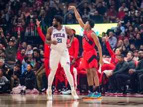 Scottie Barnes des Raptors tire contre Joel Embiid des 76ers de Philadelphie au cours de la première mi-temps à la Scotiabank Arena le mercredi 26 octobre 2022 à Toronto.