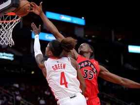 Le centre des Raptors de Toronto Christian Koloko (35 ans) bloque une tentative de tir du garde des Houston Rockets Jalen Green (4 ans) au cours du premier quart au Toyota Center.