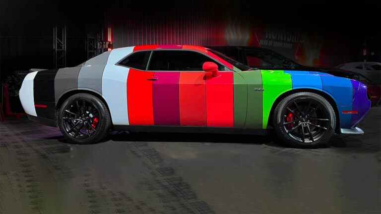 Les acheteurs de la Dodge Challenger 2023 peuvent obtenir une pellicule de vinyle avec les 14 couleurs de peinture Challenger dessus