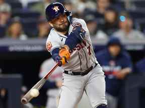 Jose Altuve des Astros de Houston réussit un doublé contre les Yankees de New York lors du troisième match de la série de championnats de la Ligue américaine au Yankee Stadium le 22 octobre 2022.