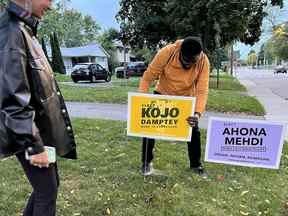 Le candidat au conseil municipal de Hamilton, Kojo Damptey (à droite), fait campagne avec la candidate à la commission scolaire Anona Mehdi pour les élections municipales du 24 octobre sur une photo à distribuer.