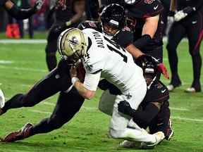 Andy Dalton des Saints de la Nouvelle-Orléans porte le ballon contre les Cardinals de l'Arizona au State Farm Stadium le 20 octobre 2022 à Glendale, en Arizona.