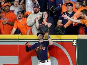 Kyle Tucker des Astros de Houston attrape un ballon frappé par Aaron Judge des Yankees de New York au Minute Maid Park le 20 octobre 2022 à Houston.