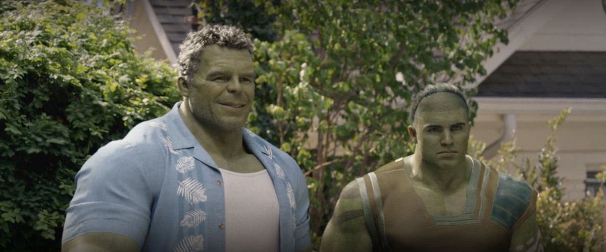 Hulk (Mark Ruffalo) et son fils, Skaar (Wil Deusner), un petit grand homme vert en vêtements en lambeaux et une coupe de cheveux extraterrestre, dans She-Hulk: Attorney at Law.