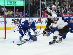 Nick Ritchie des Coyotes de l'Arizona se bat pour le rebond devant le gardien des Maple Leafs Erik Kallgren lors de la deuxième période à la Scotiabank Arena le lundi 17 octobre 2022.