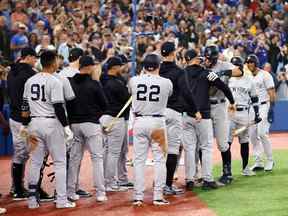 Aaron Judge # 99 des Yankees de New York est félicité par ses coéquipiers après avoir frappé son 61e circuit de la saison lors de la septième manche contre les Blue Jays de Toronto au Rogers Centre le 28 septembre 2022 à Toronto.  (Photo de Vaughn Ridley/Getty Images)