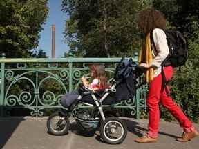 Les mères font face à des obstacles plus importants que les pères lorsqu'elles essaient de retourner au travail, et plus les enfants sont jeunes, plus le défi est grand, selon une étude de CD Howe.