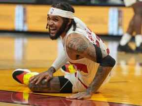 Le garde des Raptors Gary Trent Jr. grimace après avoir touché le sol contre le Heat à Miami samedi soir.