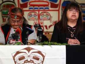 Maxwell Johnson fait une pause pendant que la chef Heiltsuk Marilyn Slett répond aux questions lors d'une conférence de presse à Bella Bella, en Colombie-Britannique, le lundi 24 octobre 2022.