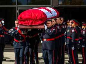 Les porteurs portent le cercueil du const.  Andrew Hong à la fin de ses funérailles au Centre des congrès de Toronto le mercredi 21 septembre 2022. Le 12 septembre 2022, le const.  Andrew Hong est mort dans l'exercice de ses fonctions.