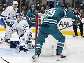 Logan Couture, numéro 39 des Sharks de San Jose, marque son deuxième but de la soirée en déjouant le gardien Erik Kallgren, numéro 50 des Maple Leafs de Toronto, lors de la deuxième période à San Jose jeudi soir.