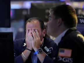 Les traders travaillent sur le parquet de la Bourse de New York à Manhattan.