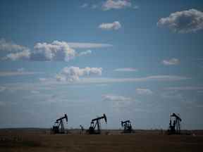 Pumpjacks sur des puits appartenant à Whitecap Resources en Saskatchewan.