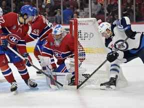 L'attaquant des Jets de Winnipeg Cole Maier marque un but contre le gardien des Canadiens de Montréal Cayden Primeau au Centre Bell jeudi soir.  USA AUJOURD'HUI SPORTS