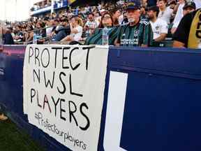 La signalisation soutenant les joueurs de la NWSL est vue lors d'un match entre le Los Angeles Galaxy et le Los Angeles FC au Dignity Health Sports Park le 03 octobre 2021 à Carson, en Californie.  (Photo de Katharine Lotze/Getty Images)