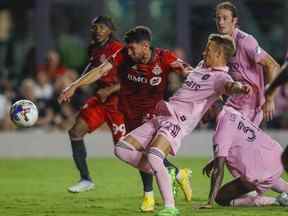 20 août 2022 ;  Fort Lauderdale, Floride, États-Unis ;  Le milieu de terrain du Toronto FC Jonathan Osorio (21) empêche le milieu de terrain de l'Inter Miami CF Bryce Duke (22) d'atteindre le ballon pendant la seconde moitié au stade DRV PNK.