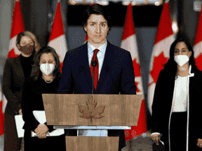 Le premier ministre Justin Trudeau avec la ministre des Affaires étrangères Mélanie Joly, la vice-première ministre Chrystia Freeland et la ministre de la Défense nationale Anita Anand lors d'une conférence de presse sur la situation en Ukraine, le 24 février 2022 à Ottawa.