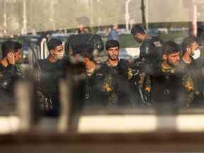 Les forces de police anti-émeute iraniennes se tiennent dans une rue de Téhéran, le 3 octobre 2022. Les manifestations contre le régime dirigé par les religieux du pays en sont maintenant à leur troisième semaine.