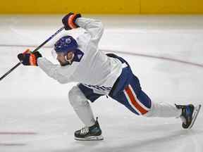 Le joueur des Oilers d'Edmonton, Devin Shore, travaille sur ses habiletés de tir lors de l'entraînement du jeudi 13 octobre 2022, en préparation de leur deuxième match de la saison le samedi 15 octobre 2022 contre les Flames de Calgary à Edmonton.