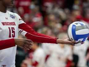 Jade Demps (15 ans) du Wisconsin se prépare à servir le ballon lors du match de championnat du tournoi de volley-ball universitaire féminin de la NCAA contre le Nebraska le samedi 18 décembre 2021 à Columbus, Ohio.