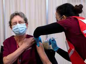 Une photo d'archive montre un préposé aux services de soutien à la personne recevant un vaccin contre la COVID-19 à Ottawa.