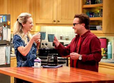 kaley cuoco et johnny galecki la théorie du big bang, avec des tasses à thé