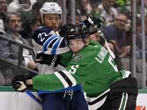 Le défenseur des Stars de Dallas Nils Lundkvist vérifie le centre des Jets de Winnipeg Mason Appleton au American Airlines Center hier soir.  Les Jets ont perdu 4-1.  USA AUJOURD'HUI SPORTS