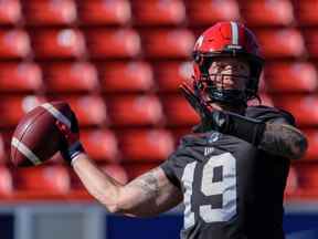 Le quart-arrière des Stampeders de Calgary, Bo Levi Mitchell, n'a pas été échangé avant la date limite des échanges de mercredi.