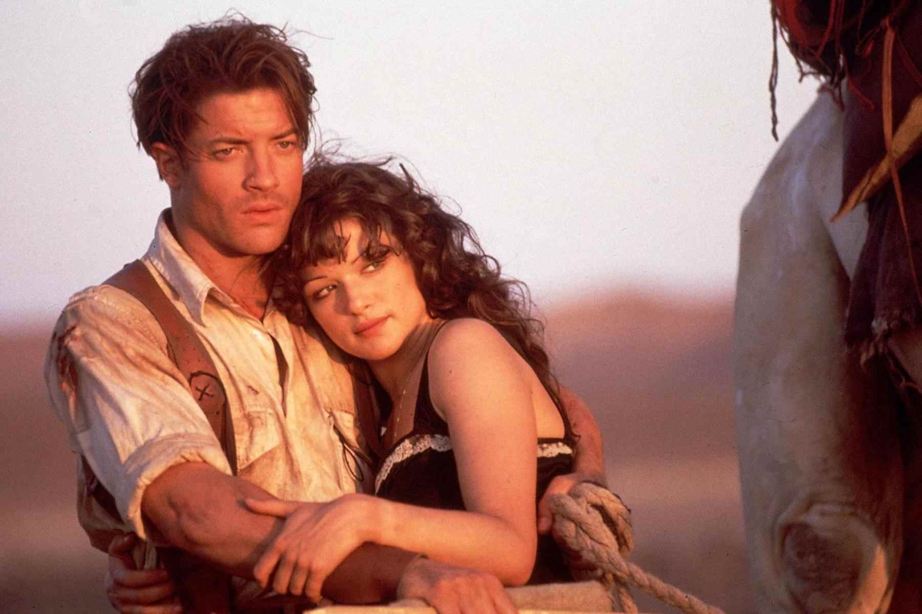 Rick and Evelyn embrace in the desert in The Mummy