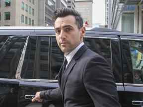 Le leader de Hedley, Jacob Hoggard, quitte le 361 University Ave. Courts à Toronto, le 6 mai 2022.