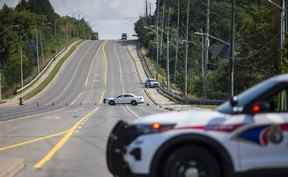 La police régionale de York a bouclé la promenade Major Mackenzie, à l'ouest de l'avenue Warden, à la suite d'une collision ayant entraîné la mort du const.  Travis Gillespie, 38 ans, à Markham le mercredi 14 septembre 2022.