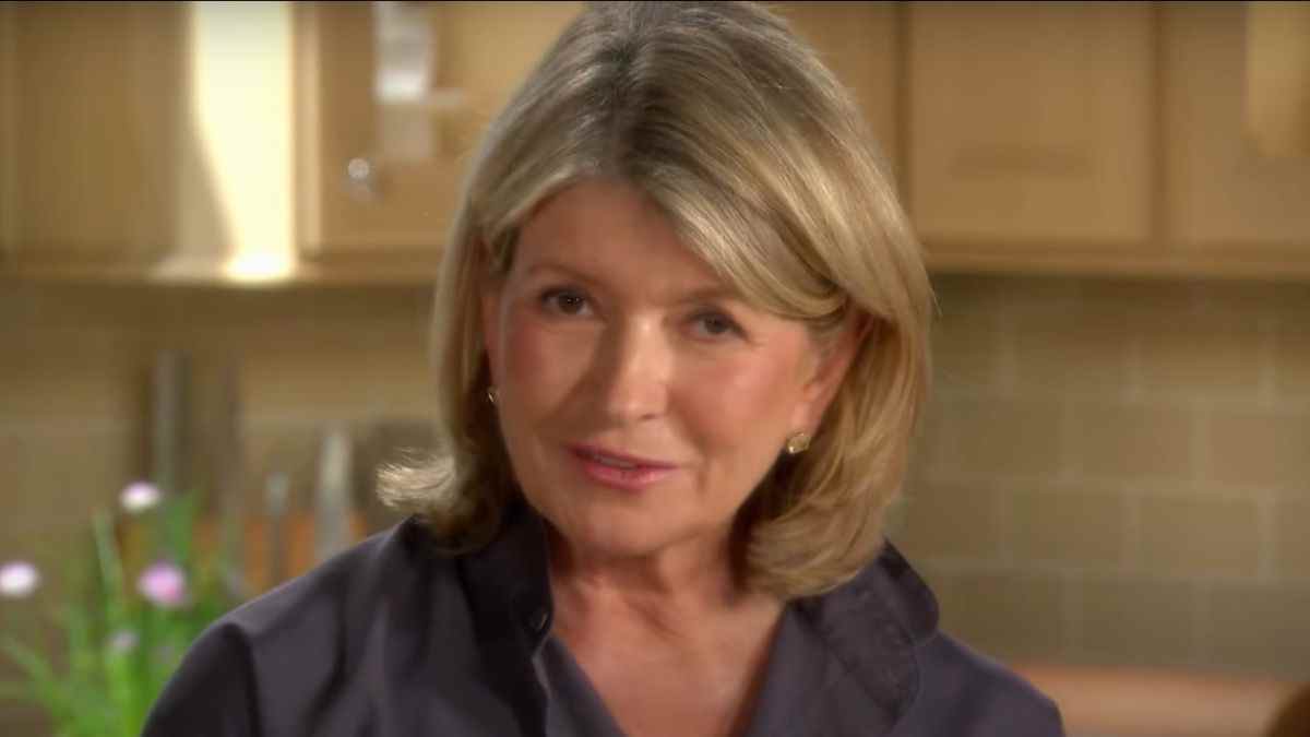 Martha Stewart ne pose que dans un tablier dans une vidéo virale, et les fans réagissent
