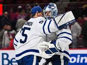 Le gardien des Maple Leafs de Toronto Ilya Samsonov (35 ans) célèbre la victoire avec le gardien Matt Murray (30 ans) au cours de la troisième période au Centre Bell.