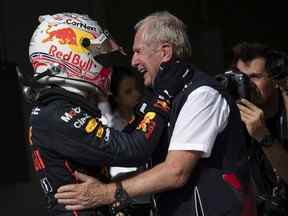 Max Verstappen de Red Bull célèbre après avoir remporté le Grand Prix des États-Unis avec le conseiller Red Bull Helmut Marko.