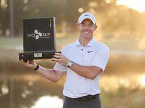 Rory McIlroy, d'Irlande du Nord, célèbre avec le trophée après avoir remporté le dernier tour de la CJ Cup au Congaree Golf Club le 23 octobre 2022 à Ridgeland, en Caroline du Sud.