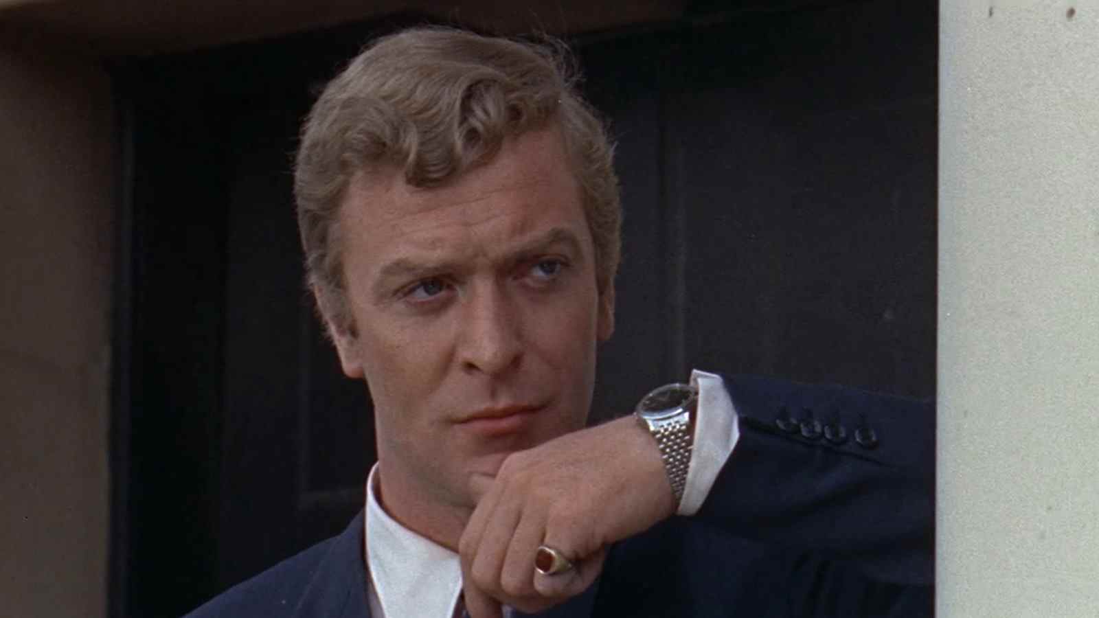 Michael Caine a été la première personne à entendre la chanson thème de Goldfinger
