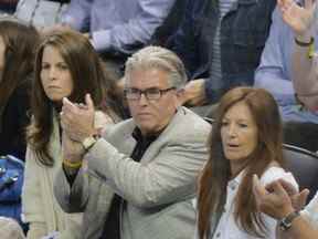 Le diffuseur sportif Mike Francesa (au centre) lors du quatrième match de la finale de la Coupe Stanley de la LNH 2014 au Madison Square Garden le 11 juin 2014 à New York.