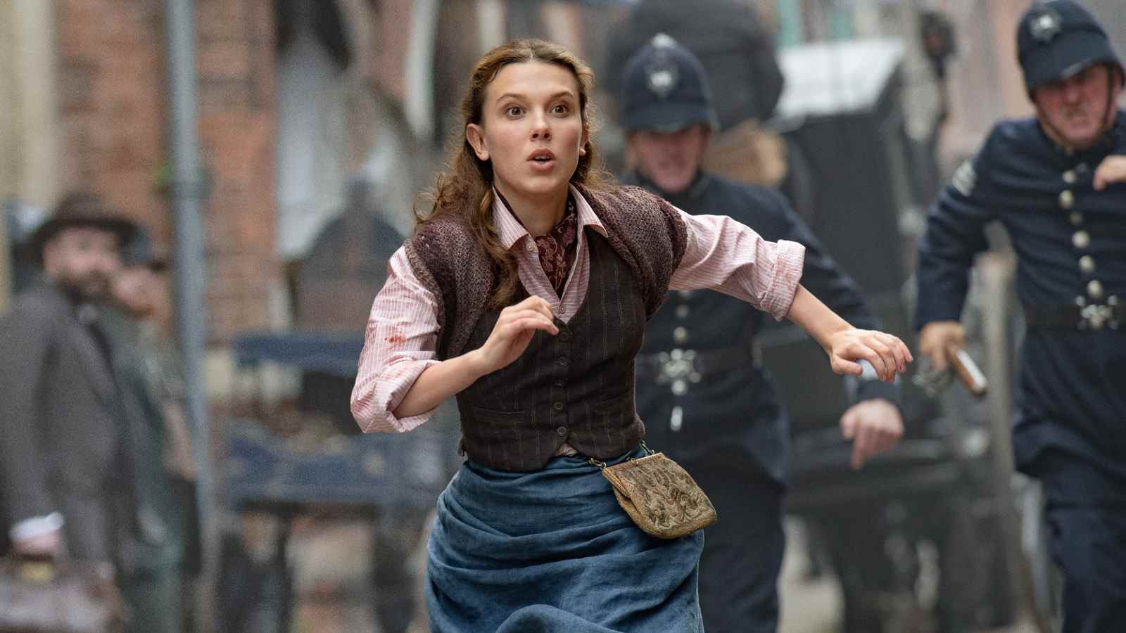 Millie Bobby Brown sur l'improvisation d'Enola Holmes 2, étant différente de onze et donnant à l'agence Enola [Exclusive Interview]
