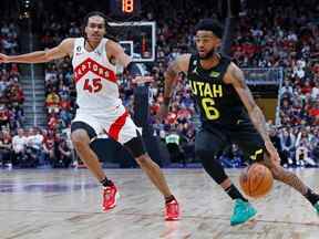 Nickel Alexander-walker (6) dribble le ballon autour de l'attaquant des Raptors de Toronto Dalano Banton (45) lors du match d'exhibition du quatrième trimestre de la NBA à Rogers Place le 2 octobre 2022.