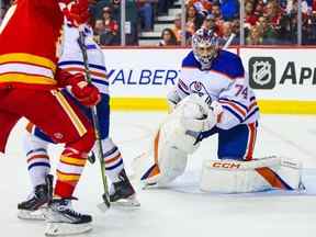 Le gardien de but des Oilers d'Edmonton Stuart Skinner (74 ans) garde son filet contre les Flames de Calgary lors de la première période au Scotiabank Saddledome le samedi 29 octobre 2022.