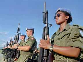 Casques bleus canadiens en Haïti en 1997. "Sur le plan militaire, ce pays est moins présent qu'il y a 10 ou 15 ans," L'ambassadeur de France a dit du Canada.