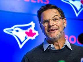 Le directeur général des Blue Jays de Toronto, Ross Atkins, prend la parole lors d'une disponibilité médiatique de fin de saison au Roger Centre.